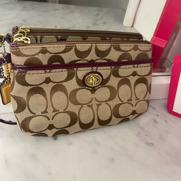 COACH PARK SIGNATURE MEDIUM WRISTLET WITH POCKET- BROWN WITH BURGUNDY TRIM - Picture 2 of 13